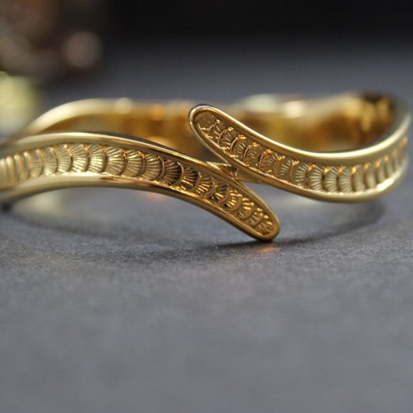 Jewelry - Monet Signed Clamper Shell Design Vintage Bracelet
